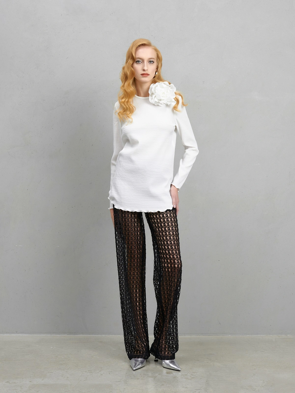 Белая блуза с цветком