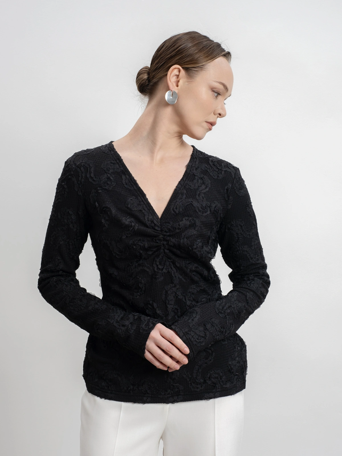 Черный лонгслив с вырезом