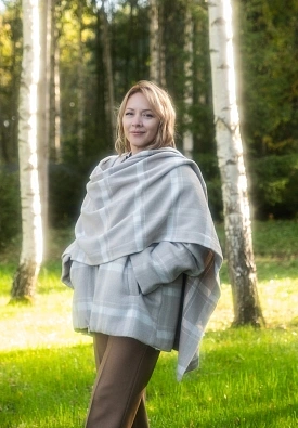 Бежевая куртка в клетку с палантином