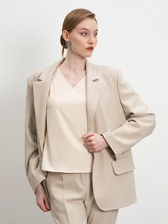 Бежевый топ с вырезом