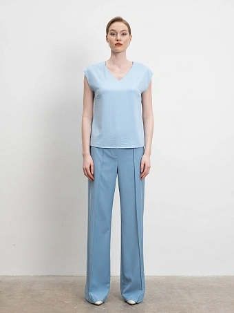 Голубой топ с вырезом