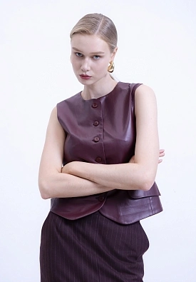 Бордовый жилет из экокожи