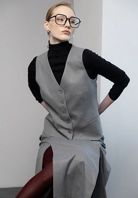 Серый однобортный жилет в полоску