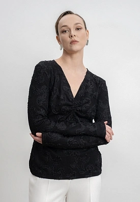 Черный лонгслив с вырезом