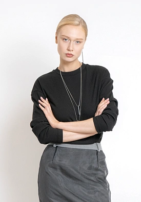 Черный лонгслив в рубчик