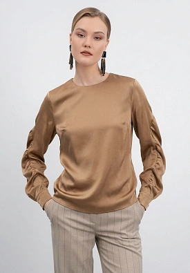 Бежевая блуза со сборкой