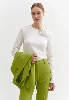 Белая блуза с цветком