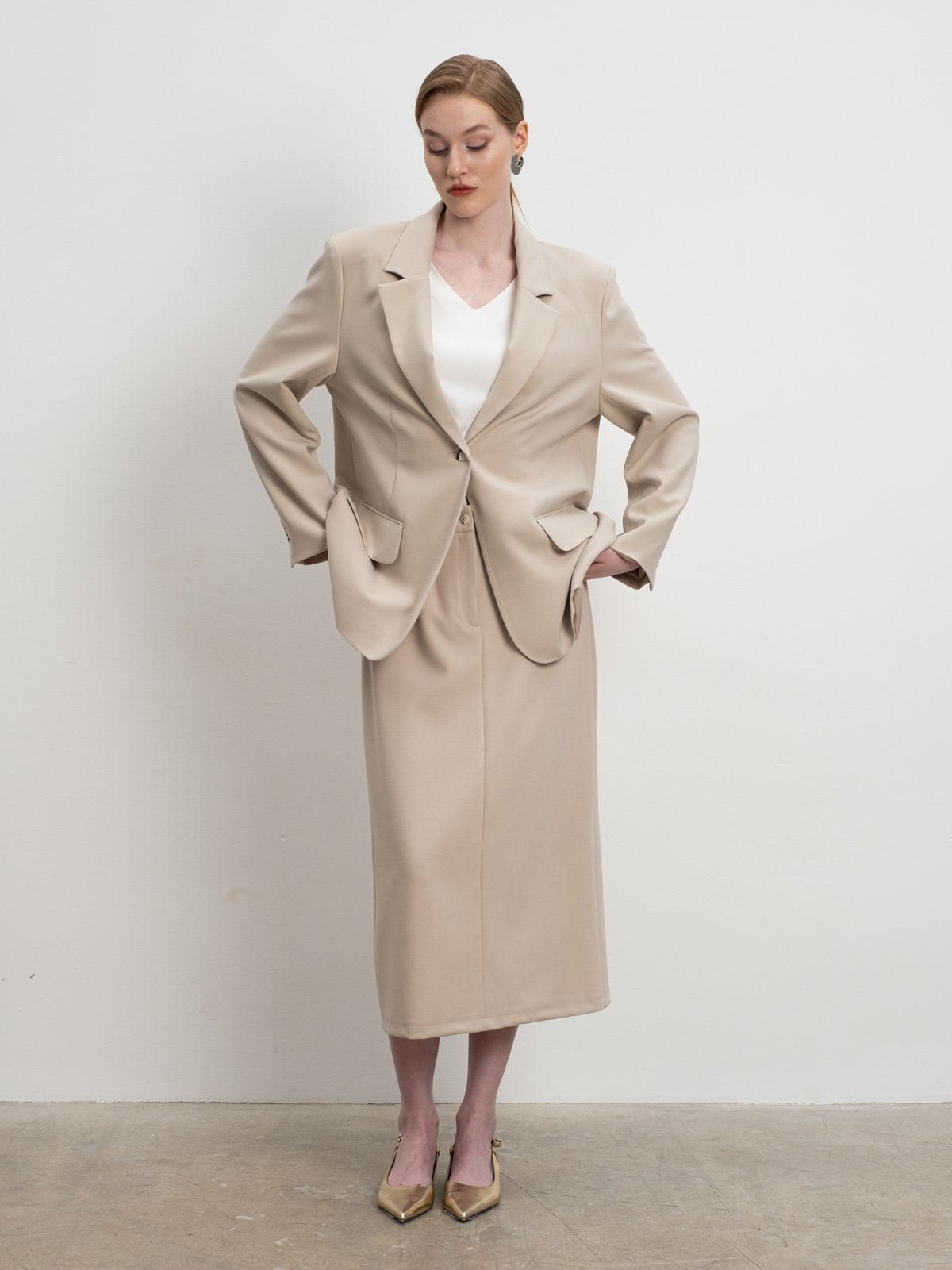 Бежевая юбка прямого силуэта