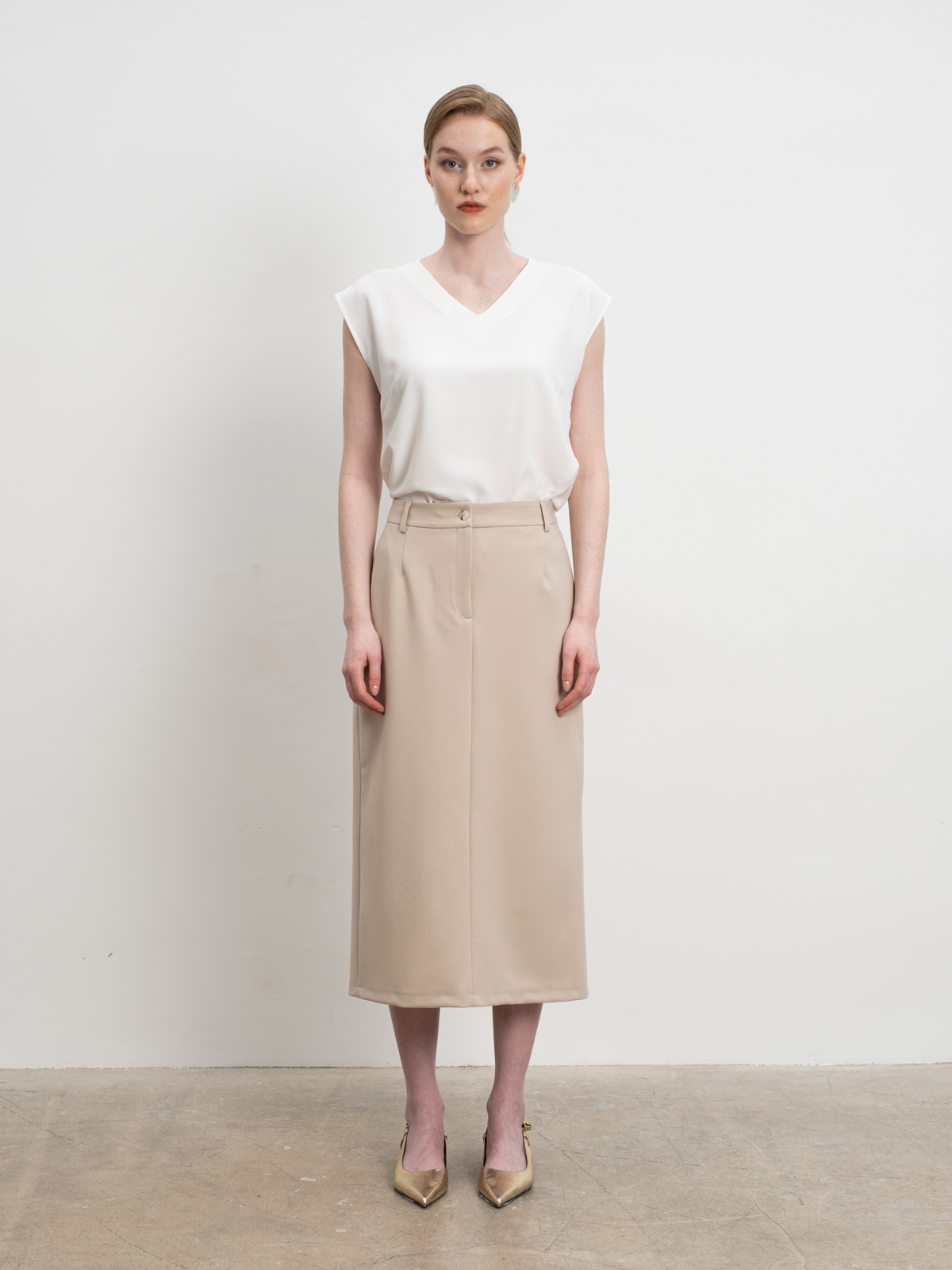 Бежевая юбка прямого силуэта
