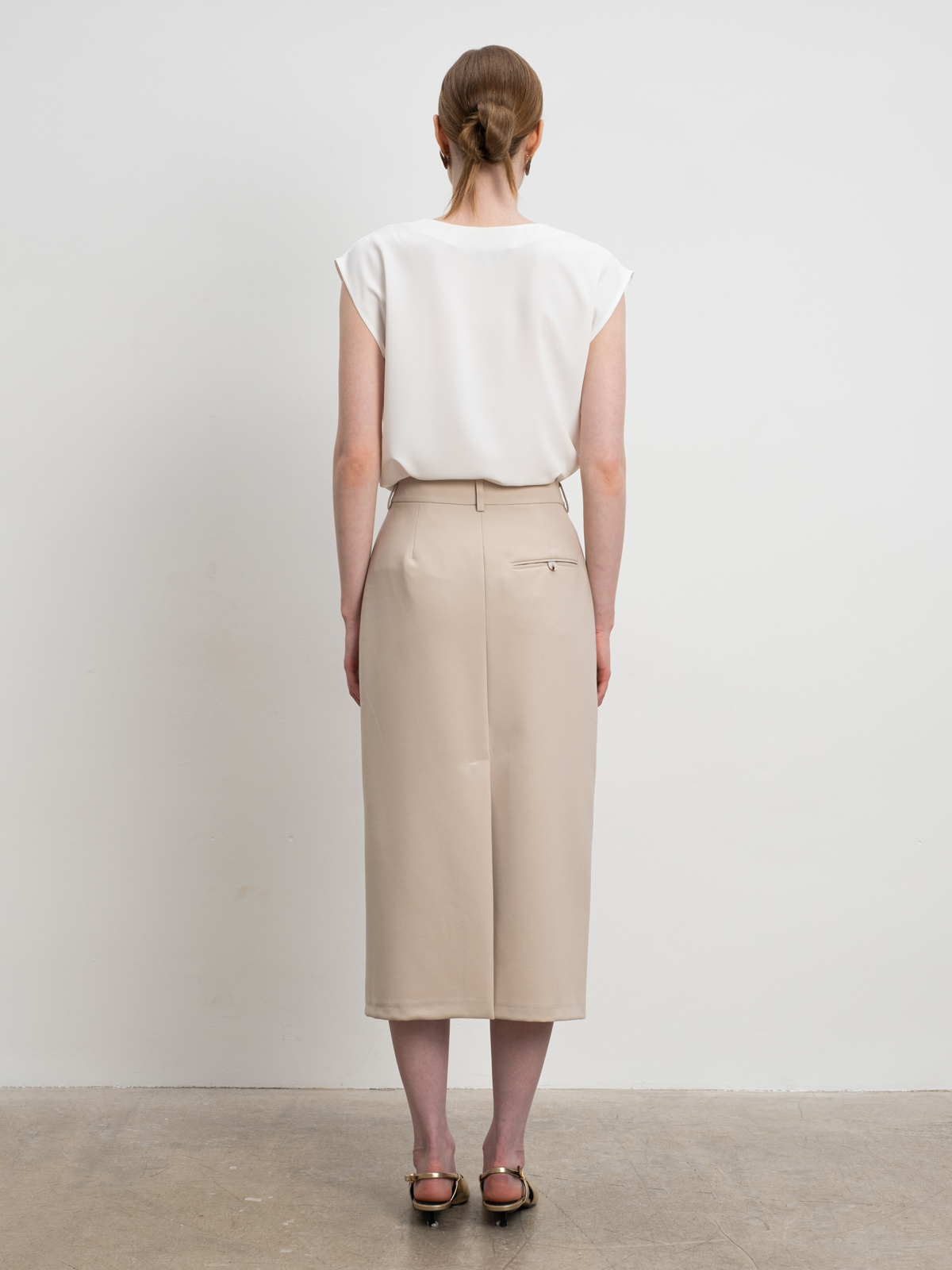 Бежевая юбка прямого силуэта