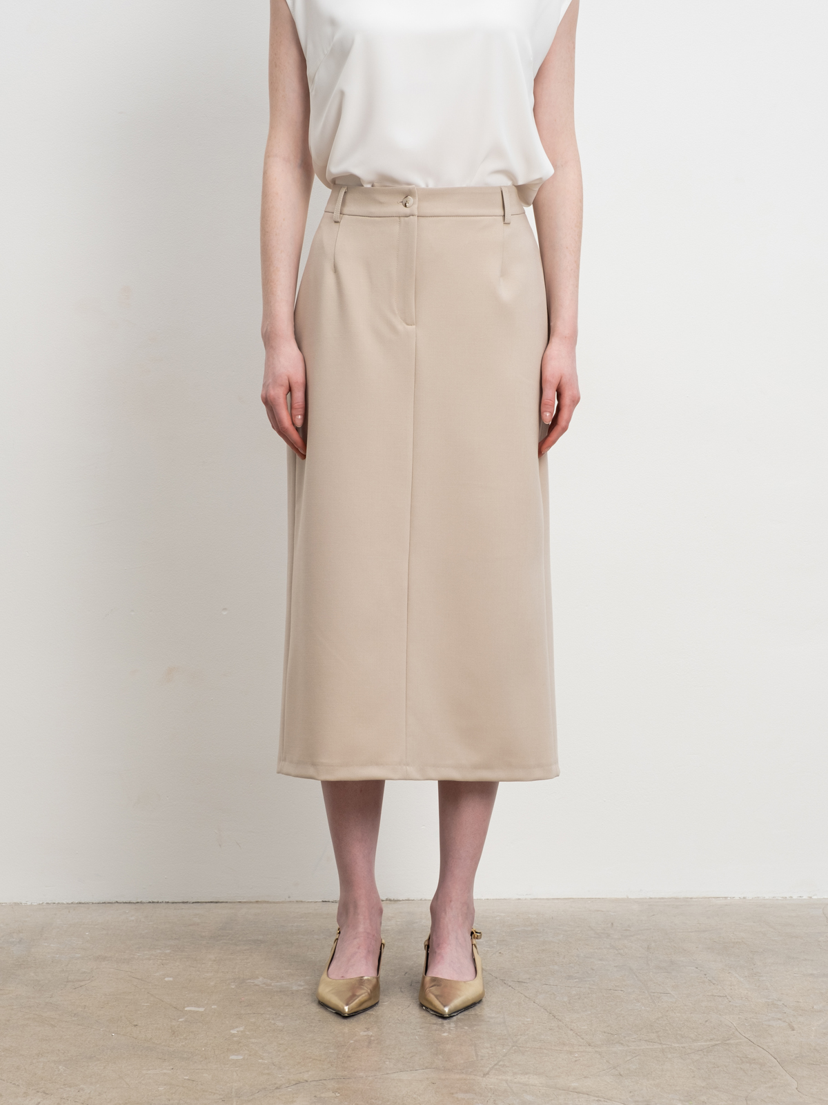 Бежевая юбка прямого силуэта