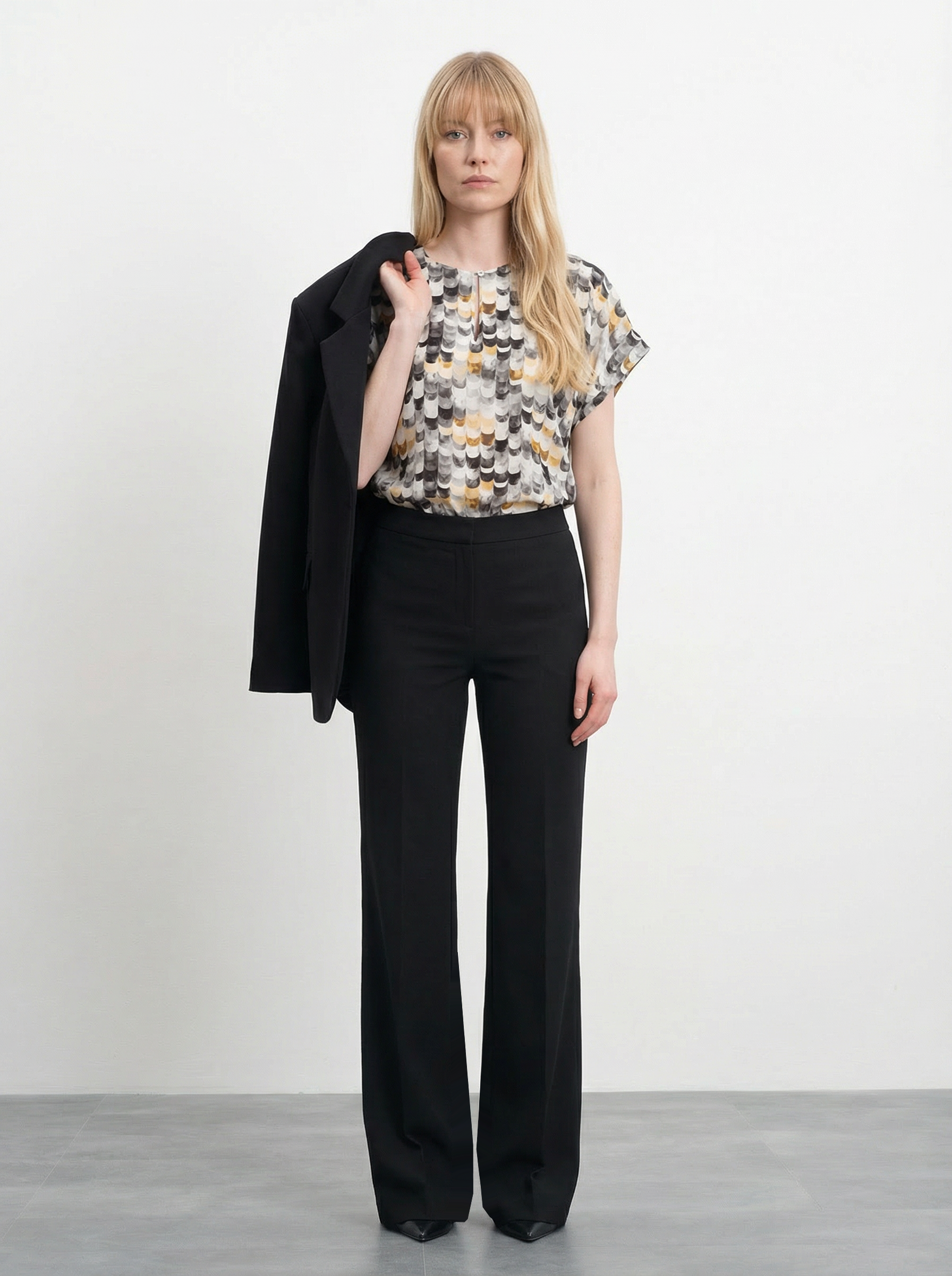 Черные расклешенные брюки