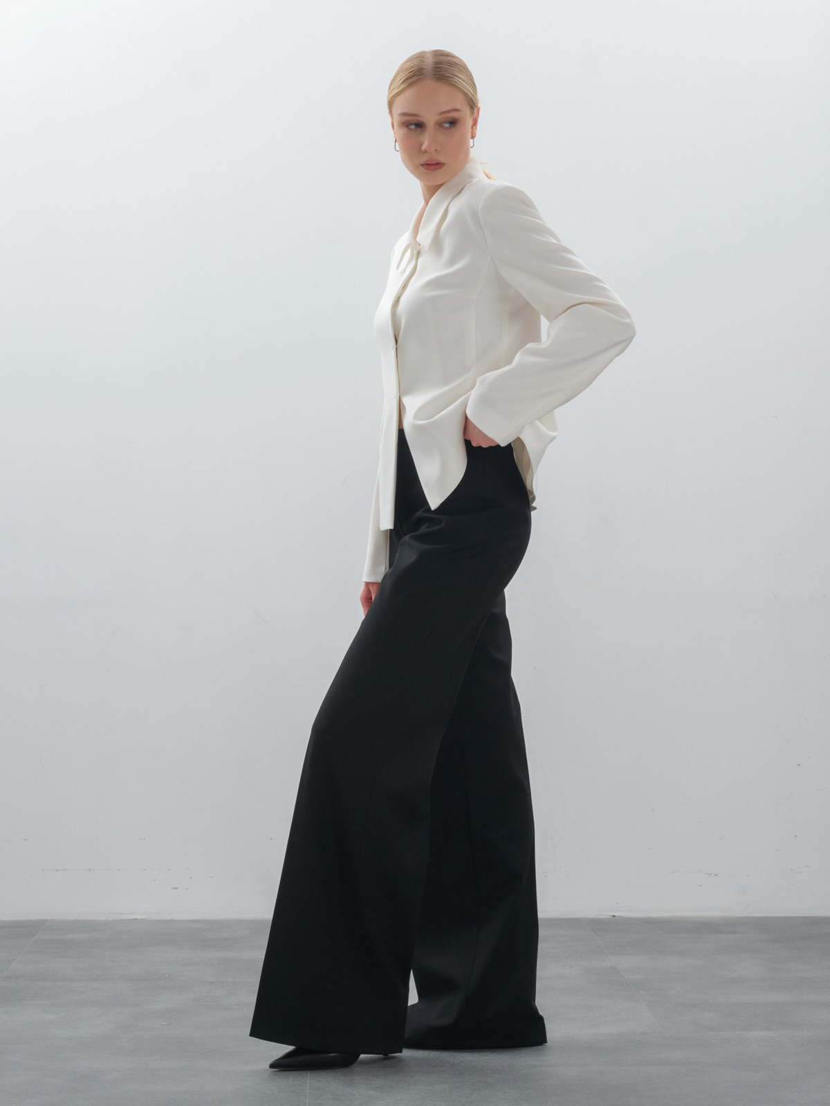 Черные расклешенные брюки